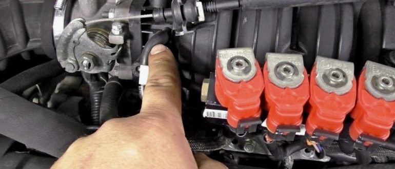 Почему двигатель авто троит на холостых и как это исправить