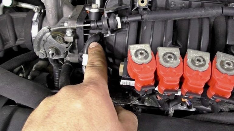 Почему двигатель авто троит на холостых и как это исправить