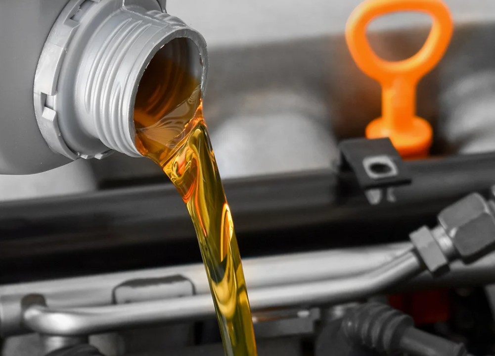 Почему синтетическое масло стало стандартом даже для старых машин